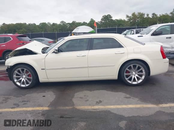 2010 Chrysler 300 Touring Signature with VIN 2C3CA5CV1AH142888, listed as a IAAI auction lot 43336980 with 92,311 mi miles and . Bid and sale history available at DreamBid. Image 15.