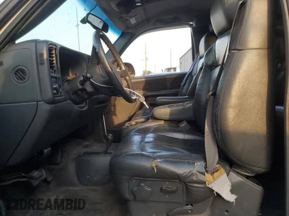 2001 Chevrolet Silverado 2500 LS с VIN 1GCGK29UX1Z109279, выставлен на аукционе Copart как лот 76241124 с пробегом 207 632 миль миль и На запчасти • Non repairable. История ставок и продаж доступна на DreamBid. Изображение 7.