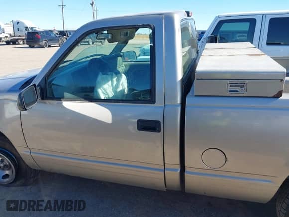 1998 GMC Sierra 1500 с VIN 1GTEC14M6WZ550629, выставлен на аукционе IAAI как лот 40858783 с пробегом 206 501 миль миль и . История ставок и продаж доступна на DreamBid. Изображение 13.
