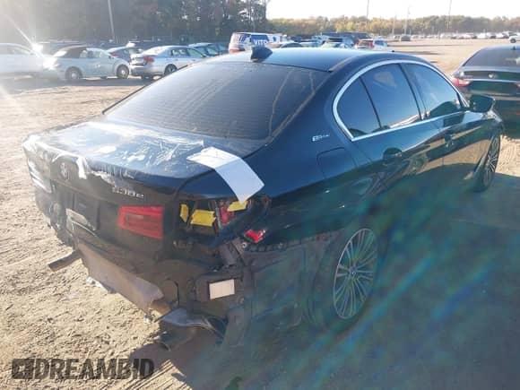 2019 BMW 5 Series 530e xDrive z VIN WBAJB1C58KB375764, wystawiony jako IAAI lot #40611361 z przebiegiem 45 895 mil mil oraz . Historia ofert i sprzedaży dostępna na DreamBid. Obrazek 4.