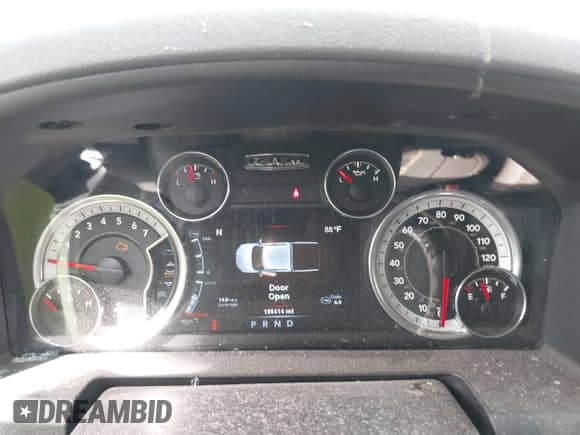 2014 Ram 1500 Big Horn z VIN 1C6RR7LT9ES231624, wystawiony jako IAAI lot #41867542 z przebiegiem 195 414 mil mil oraz . Historia ofert i sprzedaży dostępna na DreamBid. Obrazek 7.