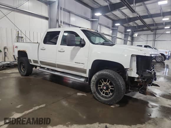 2011 Chevrolet Silverado 2500HD LTZ z VIN 1GC1KYC83BF130644, wystawiony jako Copart lot #72020725 z przebiegiem 269 693 mil mil oraz Szkoda całkowita • Salvage title. Historia ofert i sprzedaży dostępna na DreamBid. Obrazek 4.