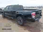 2020 Toyota Tacoma SR5 z VIN 3TMBZ5DN8LM023920, wystawiony jako IAAI lot #42015118 z przebiegiem 46 137 mil mil oraz . Historia ofert i sprzedaży dostępna na DreamBid. Obrazek 3.