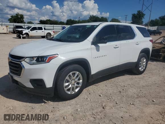 2021 Chevrolet Traverse LS z VIN 1GNERLKW6MJ213735, wystawiony jako Copart lot #67343125 z przebiegiem 62 758 mil mil oraz Szkoda całkowita • Salvage title. Historia ofert i sprzedaży dostępna na DreamBid. Obrazek 1.