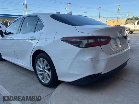2021 Toyota Camry LE z VIN 4T1C11AK7MU595701, wystawiony jako Copart lot #65841075 z przebiegiem 30 616 mil mil oraz Czysty tytuł • Clean title. Historia ofert i sprzedaży dostępna na DreamBid. Obrazek 3.