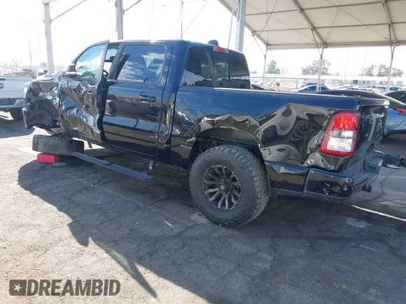 2019 Ram 1500 Big Horn z VIN 1C6RRFFG0KN803411, wystawiony jako IAAI lot #43290135 z przebiegiem 84 043 mil mil oraz . Historia ofert i sprzedaży dostępna na DreamBid. Obrazek 3.
