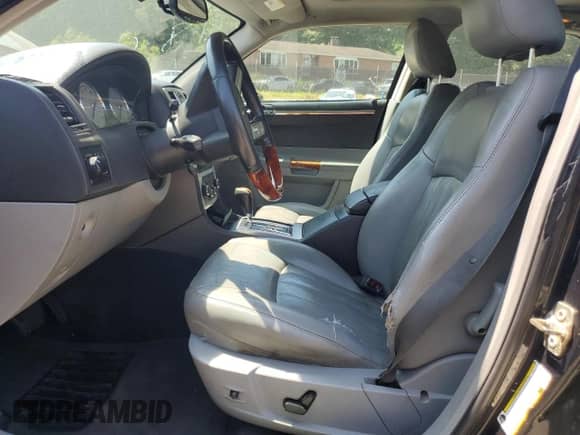 2006 Chrysler 300 C with VIN 2C3LK63HX6H345461, listed as a Copart auction lot 68076575 with 171,840 mi miles and Salvage title. Bid and sale history available at DreamBid. Image 7.