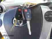 2015 Toyota Prius One z VIN JTDKDTB34F1088656, wystawiony jako IAAI lot #42437290 z przebiegiem 147 044 mil mil oraz . Historia ofert i sprzedaży dostępna na DreamBid. Obrazek 11.