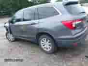 2019 Honda Pilot LX z VIN 5FNYF5H10KB028235, wystawiony jako IAAI lot #42381185 z przebiegiem Nie podano mil oraz . Historia ofert i sprzedaży dostępna na DreamBid. Obrazek 3.