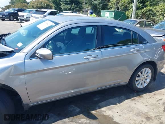 2013 Chrysler 200 Touring with VIN 1C3CCBBBXDN595936, listed as a IAAI auction lot 43140927 with 140,617 mi miles and . Bid and sale history available at DreamBid. Image 14.