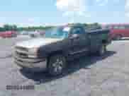2004 Chevrolet Silverado 1500 LS z VIN 1GCEK14TX4E170496, wystawiony jako IAAI lot #42469828 z przebiegiem 200 649 mil mil oraz . Historia ofert i sprzedaży dostępna na DreamBid. Obrazek 2.