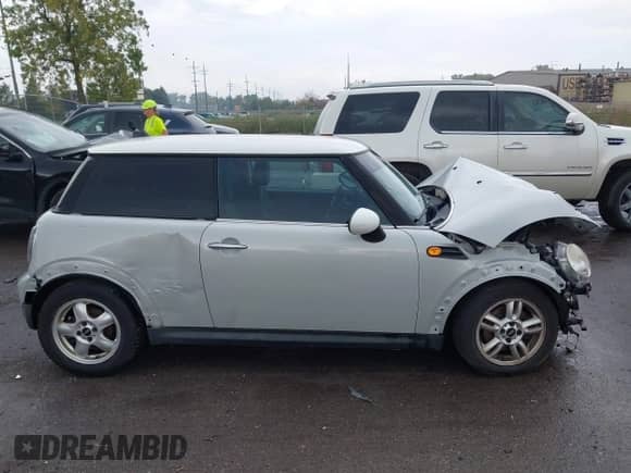 2012 MINI Hardtop z VIN WMWSU3C56CT539812, wystawiony jako IAAI lot #43268307 z przebiegiem 108 198 mil mil oraz . Historia ofert i sprzedaży dostępna na DreamBid. Obrazek 13.