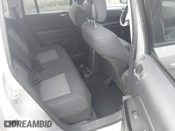 2010 Jeep Compass Sport z VIN 1J4NT1FBXAD621049, wystawiony jako IAAI lot #42256736 z przebiegiem 99 000 mil mil oraz . Historia ofert i sprzedaży dostępna na DreamBid. Obrazek 8.