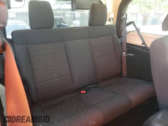 2011 Jeep Wrangler Sahara z VIN 1J4GA5D16BL550388, wystawiony jako Copart lot #82650165 z przebiegiem 197 063 mil mil oraz Czysty tytuł • Clean title. Historia ofert i sprzedaży dostępna na DreamBid. Obrazek 10.