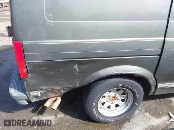 1997 Chevrolet Astro Cargo z VIN 1GCDL19W5VB170890, wystawiony jako IAAI lot #41715976 z przebiegiem Nie podano mil oraz . Historia ofert i sprzedaży dostępna na DreamBid. Obrazek 18.