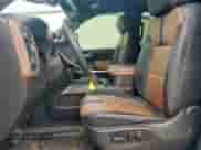 2023 Chevrolet Silverado 3500HD High Country z VIN 2GC4YVEY9P1716318, wystawiony jako Copart lot #55137785 z przebiegiem 56 773 mil mil oraz Szkoda całkowita • Salvage title. Historia ofert i sprzedaży dostępna na DreamBid. Obrazek 7.
