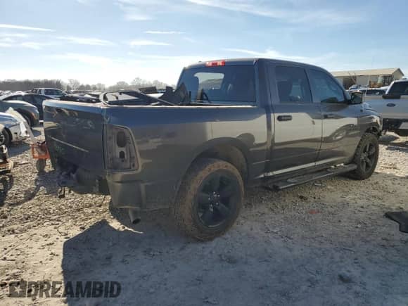 2018 Ram 1500 Tradesman z VIN 1C6RR6KG4JS141533, wystawiony jako Copart lot #49106545 z przebiegiem 152 591 mil mil oraz Szkoda całkowita • Salvage title. Historia ofert i sprzedaży dostępna na DreamBid. Obrazek 3.