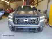 2023 Nissan Frontier Pro-4X z VIN 1N6ED1EK9PN635111, wystawiony jako Copart lot #70307495 z przebiegiem 34 334 mil mil oraz Szkoda całkowita • Salvage title. Historia ofert i sprzedaży dostępna na DreamBid. Obrazek 5.