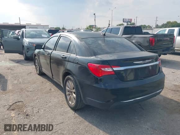 2014 Chrysler 200 Touring z VIN 1C3CCBBB0EN128560, wystawiony jako IAAI lot #43248244 z przebiegiem 185 704 mil mil oraz . Historia ofert i sprzedaży dostępna na DreamBid. Obrazek 3.