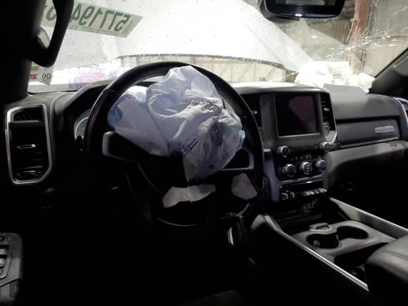 2021 Ram 1500 Big Horn z VIN 1C6RREFT7MN708516, wystawiony jako Copart lot #57719405 z przebiegiem 65 000 mil mil oraz Szkoda całkowita • Salvage title. Historia ofert i sprzedaży dostępna na DreamBid. Obrazek 8.