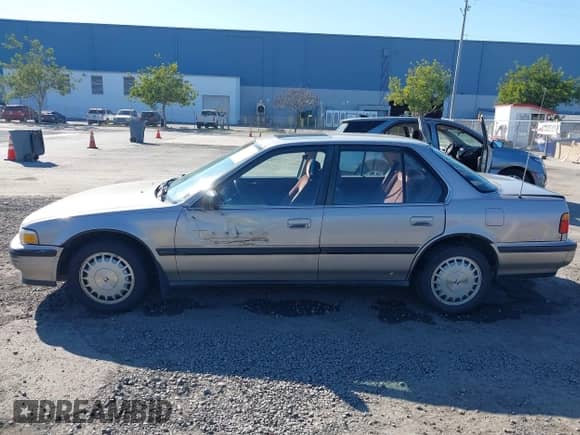 1990 Honda Accord с VIN JHMCB7663LC072159, выставлен на аукционе IAAI как лот 41411970 с пробегом 105 919 миль миль и . История ставок и продаж доступна на DreamBid. Изображение 14.