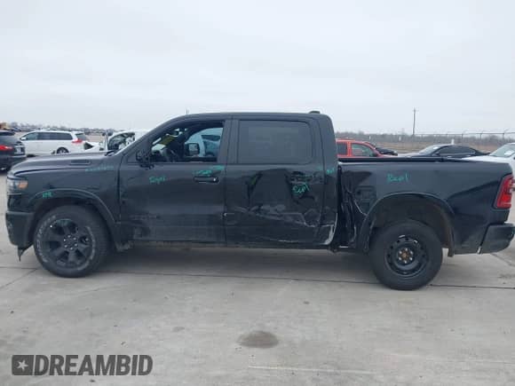 2025 Ram 1500 Big Horn z VIN 1C6RREFP3SN634401, wystawiony jako IAAI lot #41434346 z przebiegiem 4 226 mil mil oraz . Historia ofert i sprzedaży dostępna na DreamBid. Obrazek 14.