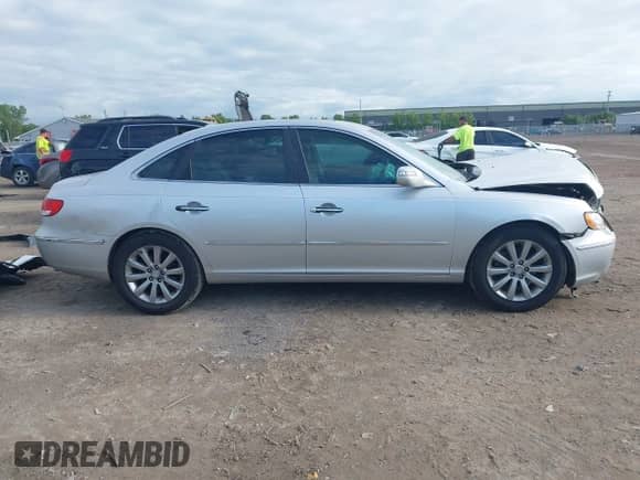 2010 Hyundai Azera Limited z VIN KMHFC4DF7AA451182, wystawiony jako IAAI lot #43038418 z przebiegiem 184 147 mil mil oraz . Historia ofert i sprzedaży dostępna na DreamBid. Obrazek 13.