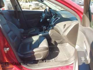 2014 Chevrolet Cruze 2LT z VIN 1G1PE5SB2E7335683, wystawiony jako IAAI lot #43473093 z przebiegiem 123 335 mil mil oraz . Historia ofert i sprzedaży dostępna na DreamBid. Obrazek 5.