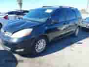 2009 Toyota Sienna XLE z VIN 5TDZK22C69S273555, wystawiony jako IAAI lot #41276221 z przebiegiem 129 160 mil mil oraz . Historia ofert i sprzedaży dostępna na DreamBid. Obrazek 2.