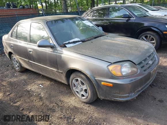 2005 Hyundai Accent GLS z VIN KMHCG45C65U607423, wystawiony jako IAAI lot #42142929 z przebiegiem 181 516 mil mil oraz . Historia ofert i sprzedaży dostępna na DreamBid. Obrazek 1.