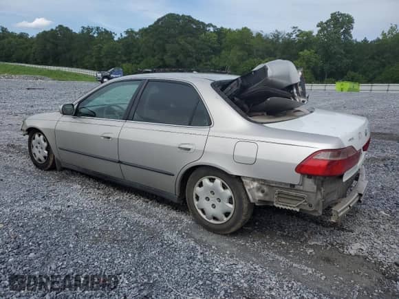 1998 Honda Accord LX с VIN 1HGCG5548WA156745, выставлен на аукционе Copart как лот 61944775 с пробегом 357 402 миль миль и Списание • Salvage title. История ставок и продаж доступна на DreamBid. Изображение 2.