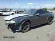 2003 Ford Mustang Standard z VIN 1FAFP40413F380800, wystawiony jako Copart lot #71020715 z przebiegiem 121 705 mil mil oraz Nie do naprawy • Non repairable. Historia ofert i sprzedaży dostępna na DreamBid. Obrazek 1.