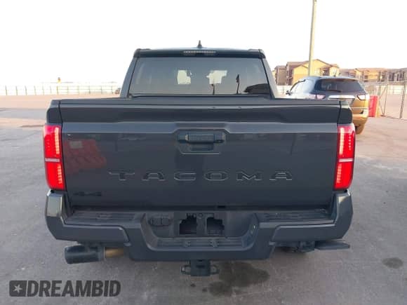 2024 Toyota Tacoma SR5 z VIN 3TMLB5JN8RM080821, wystawiony jako IAAI lot #43198796 z przebiegiem 13 169 mil mil oraz . Historia ofert i sprzedaży dostępna na DreamBid. Obrazek 16.