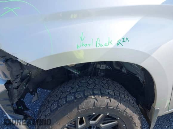 2020 Chevrolet Silverado 1500 Custom z VIN 3GCPWBEH7LG202518, wystawiony jako IAAI lot #43323804 z przebiegiem 144 041 mil mil oraz . Historia ofert i sprzedaży dostępna na DreamBid. Obrazek 6.
