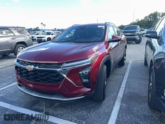 2025 Chevrolet Trax LT z VIN KL77LHEP5SC259740, wystawiony jako Copart lot #91179905 z przebiegiem 4 285 mil mil oraz Czysty tytuł • Clean title. Historia ofert i sprzedaży dostępna na DreamBid. Obrazek 2.