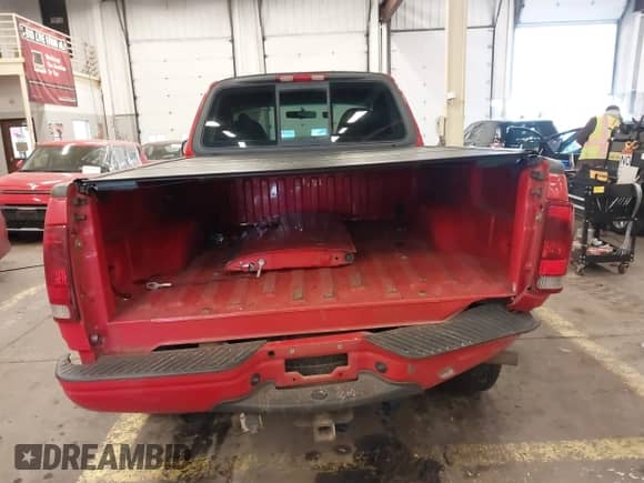 2003 Ford F-150 XL z VIN 1FTRF18W63NB74084, wystawiony jako IAAI lot #41516151 z przebiegiem 216 235 mil mil oraz . Historia ofert i sprzedaży dostępna na DreamBid. Obrazek 17.