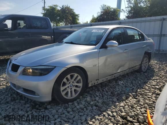 2006 BMW 3 Series 325xi with VIN WBAVD13526KV10352, listed as a Copart auction lot 71769245 with 181,147 mi miles and Salvage title. Bid and sale history available at DreamBid. Image 1.