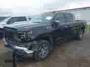 2025 GMC Sierra 1500 SLT z VIN 3GTUUDED6SG352796, wystawiony jako IAAI lot #43512356 z przebiegiem 11 490 mil mil oraz . Historia ofert i sprzedaży dostępna na DreamBid. Obrazek 2.