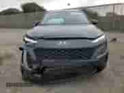 2023 Hyundai Kona SEL z VIN KM8K32AB5PU056977, wystawiony jako Copart lot #68577515 z przebiegiem 24 626 mil mil oraz Szkoda całkowita • Salvage title. Historia ofert i sprzedaży dostępna na DreamBid. Obrazek 5.