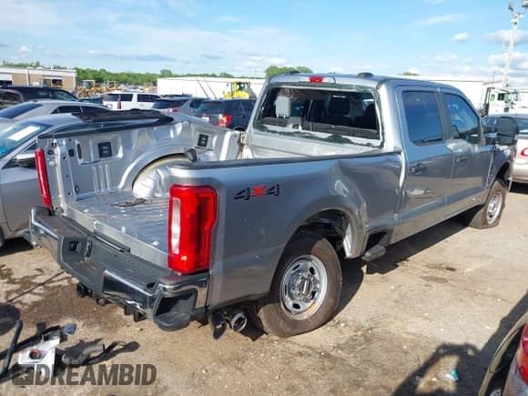 2024 Ford F-250 XL z VIN 1FT7W2BT8REE95869, wystawiony jako IAAI lot #42170240 z przebiegiem Nie podano mil oraz . Historia ofert i sprzedaży dostępna na DreamBid. Obrazek 4.