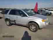 2004 Saturn VUE V6 z VIN 5GZCZ53464S889992, wystawiony jako Copart lot #75751904 z przebiegiem 219 016 mil mil oraz Czysty tytuł • Clean title. Historia ofert i sprzedaży dostępna na DreamBid. Obrazek 4.