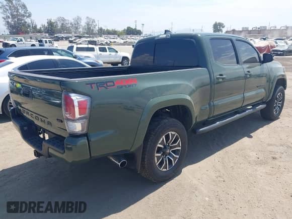 2022 Toyota Tacoma SR5 z VIN 3TMDZ5BN9NM133972, wystawiony jako IAAI lot #43052638 z przebiegiem 12 598 mil mil oraz . Historia ofert i sprzedaży dostępna na DreamBid. Obrazek 4.