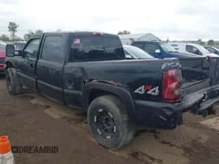 2003 Chevrolet Silverado 1500HD LS z VIN 1GCGK13U03F125952, wystawiony jako IAAI lot #43270470 z przebiegiem 233 555 mil mil oraz . Historia ofert i sprzedaży dostępna na DreamBid. Obrazek 3.