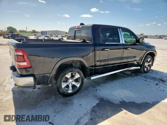 2020 Ram 1500 Laramie z VIN 1C6SRFJM7LN250529, wystawiony jako Copart lot #62525905 z przebiegiem 97 707 mil mil oraz Szkoda całkowita • Salvage title. Historia ofert i sprzedaży dostępna na DreamBid. Obrazek 3.