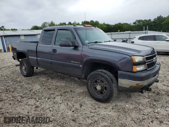 2006 Chevrolet Silverado 2500HD LT2 z VIN 1GCHK29U36E126864, wystawiony jako Copart lot #68993785 z przebiegiem Nie podano mil oraz Czysty tytuł • Clean title. Historia ofert i sprzedaży dostępna na DreamBid. Obrazek 4.