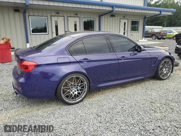 2018 BMW M3 z VIN WBS8M9C52J5J79982, wystawiony jako Copart lot #67612635 z przebiegiem 76 735 mil mil oraz Szkoda całkowita • Salvage title. Historia ofert i sprzedaży dostępna na DreamBid. Obrazek 3.