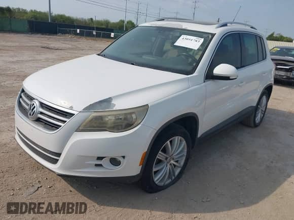 2011 Volkswagen Tiguan S с VIN WVGAV7AX4BW513998, выставлен на аукционе IAAI как лот 43051783 с пробегом 212 848 миль миль и . История ставок и продаж доступна на DreamBid. Изображение 2.