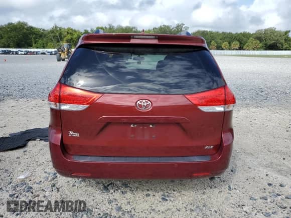 2014 Toyota Sienna XLE с VIN 5TDYK3DC8ES479503, выставлен на аукционе Copart как лот 85530865 с пробегом 153 936 миль миль и Списание • Salvage title. История ставок и продаж доступна на DreamBid. Изображение 6.