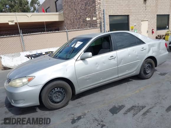 2006 Toyota Camry STD z VIN 4T1BE32K16U156037, wystawiony jako IAAI lot #43193359 z przebiegiem 187 400 mil mil oraz . Historia ofert i sprzedaży dostępna na DreamBid. Obrazek 2.