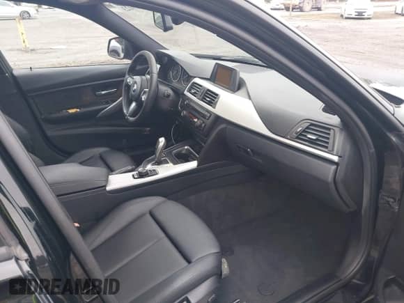 2013 BMW 3 Series 320i xDrive z VIN WBA3C3C5XDF978535, wystawiony jako IAAI lot #43579123 z przebiegiem 309 255 mil mil oraz . Historia ofert i sprzedaży dostępna na DreamBid. Obrazek 5.